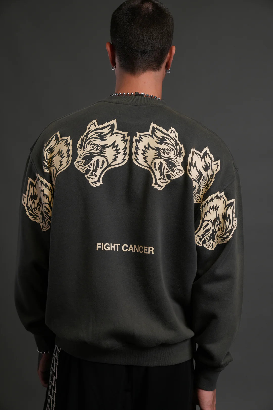 WOLVES HAVE YOUR BACK LONDON CREWNECK IN WOLF GRAY HALO WASH