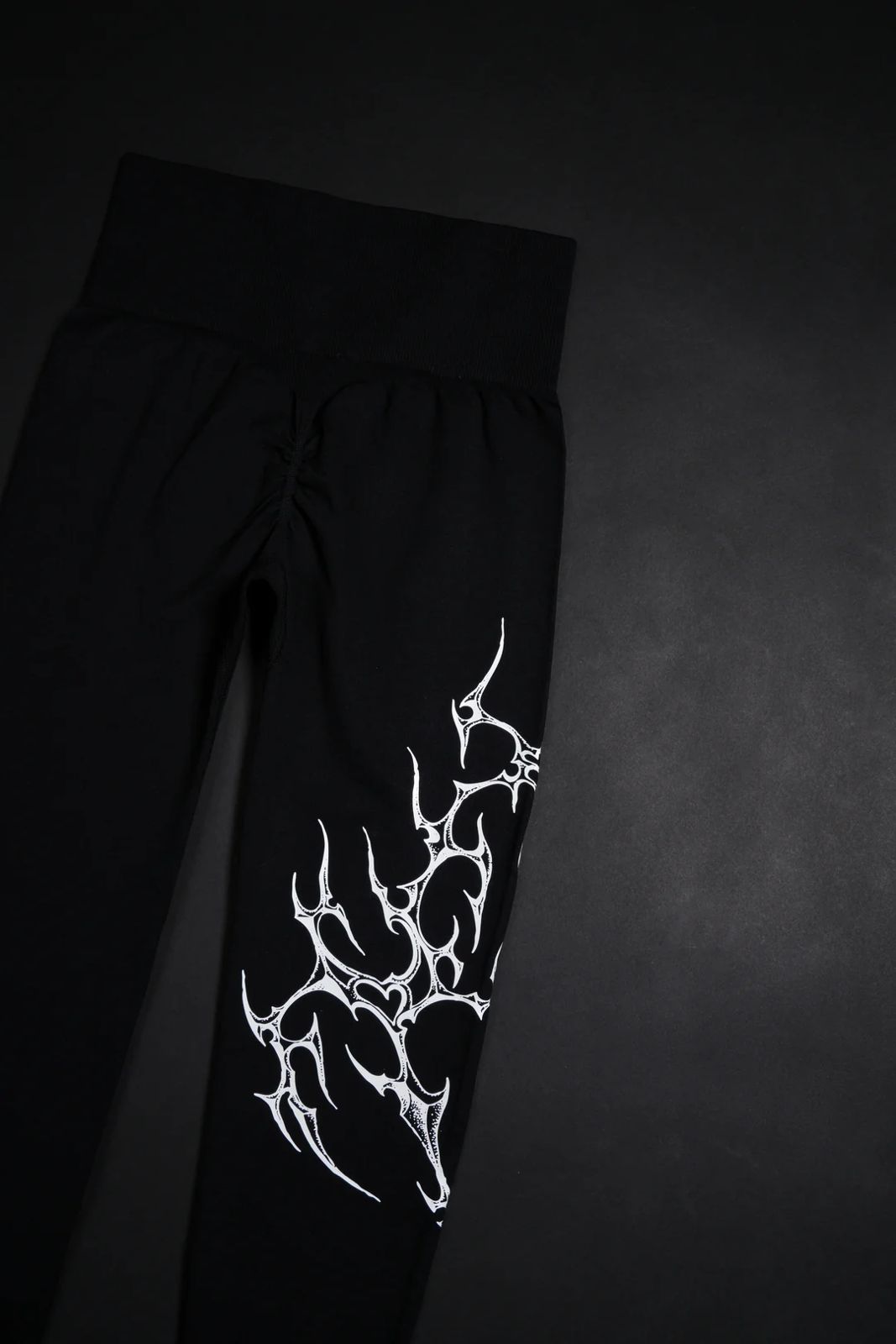 MIDNIGHT VEINS KELLY SEAMLESS SCRUNCH LEGGINGS IN BLACK