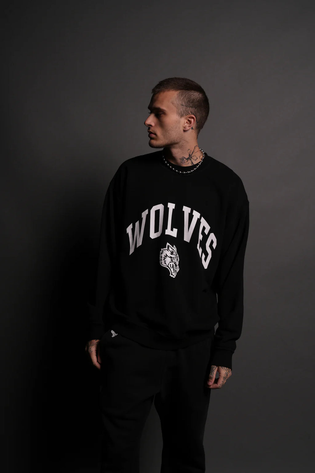LOYALTY LONDON UNISEX CREWNECK IN BLACK