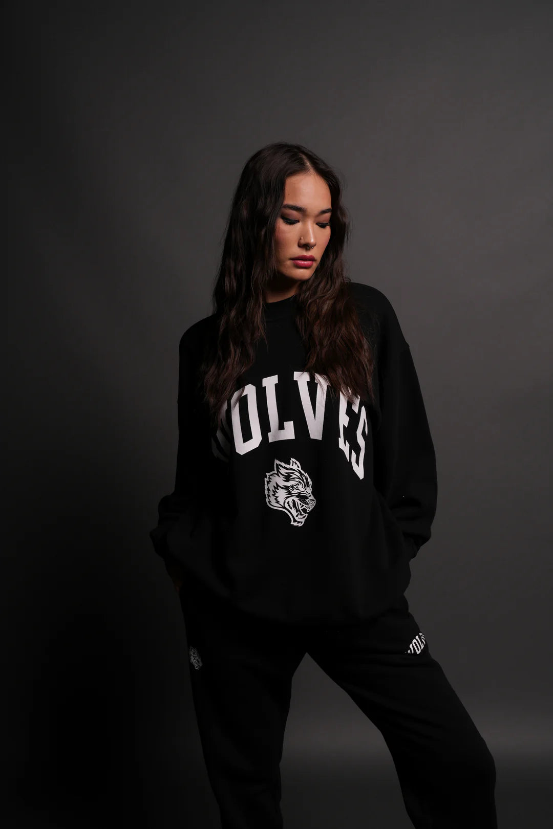 LOYALTY LONDON UNISEX CREWNECK IN BLACK