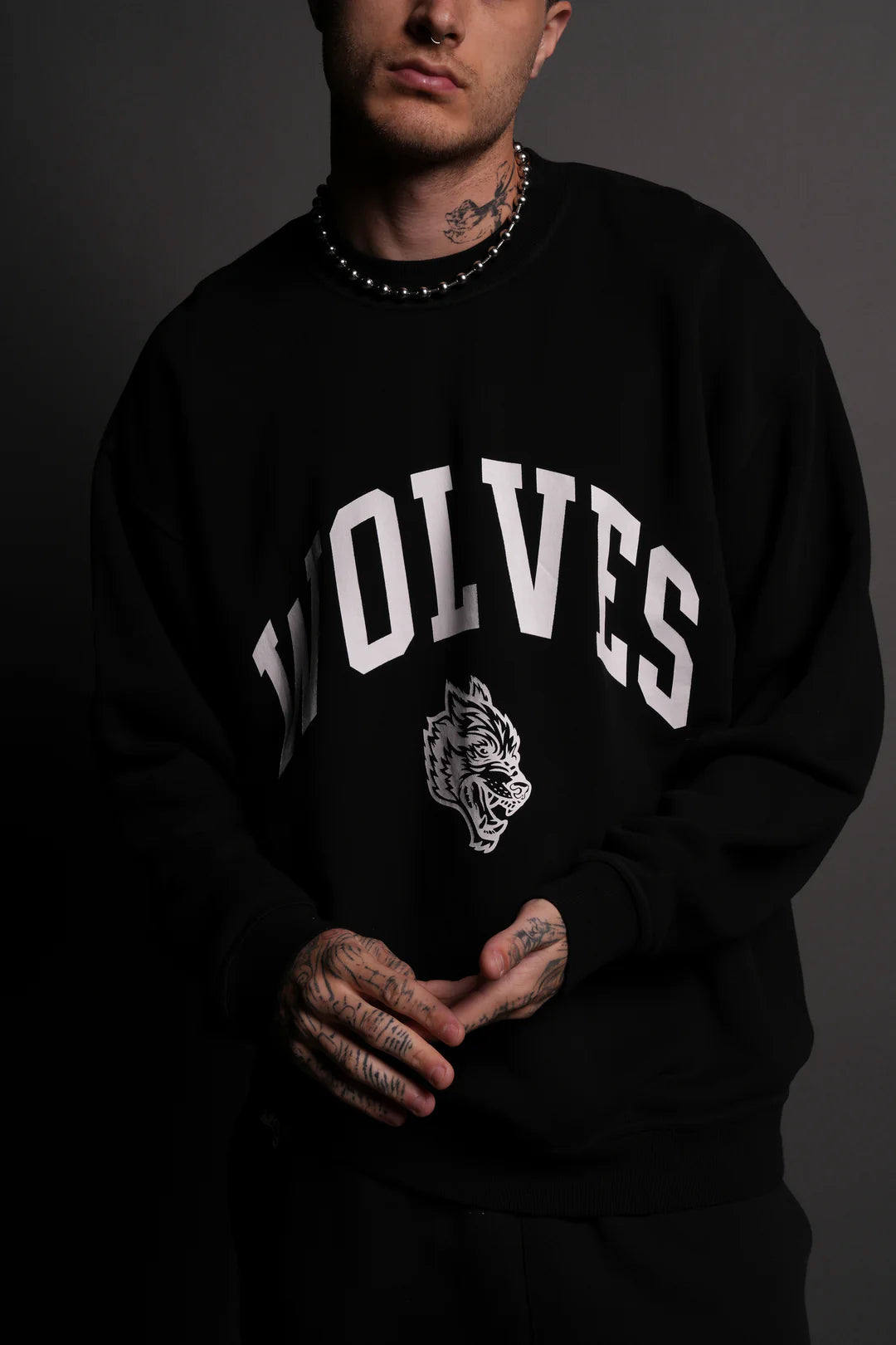 LOYALTY LONDON UNISEX CREWNECK IN BLACK