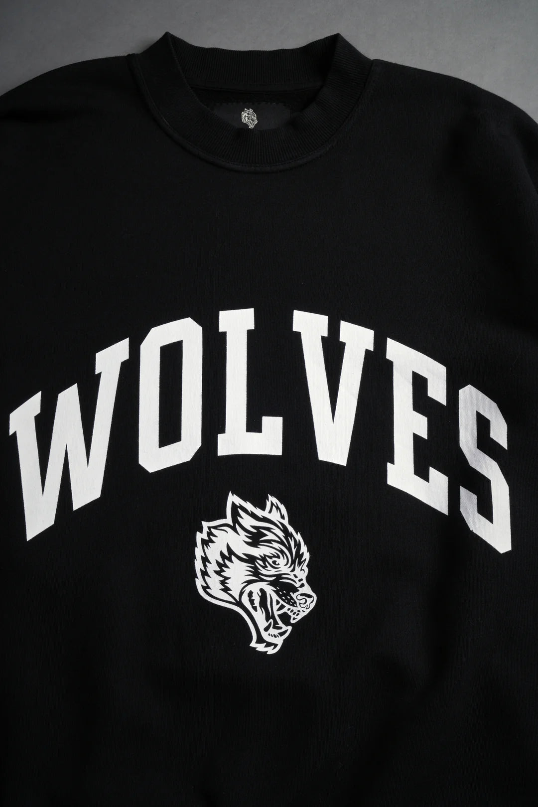 LOYALTY LONDON UNISEX CREWNECK IN BLACK