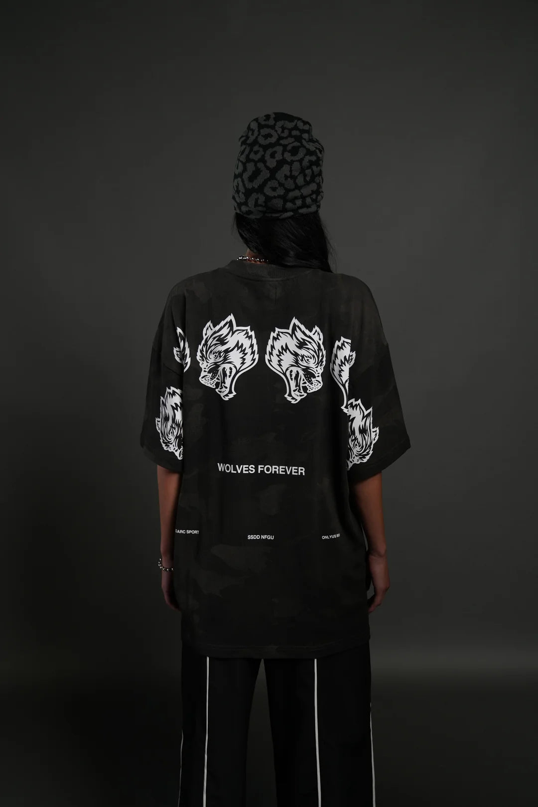 WOLVES HAVE YOUR BACK UNISEX "PREMIUM" OVERSIZED TEE IN BLACK VINTAGE WOODLAND CAMO