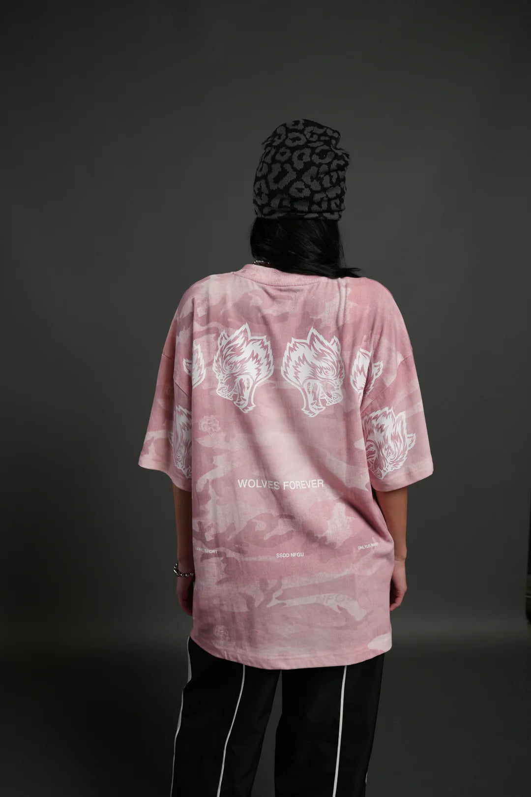WOLVES HAVE YOUR BACK UNISEX "PREMIUM" OVERSIZED TEE IN BLUSH VINTAGE WOODLAND CAMO
