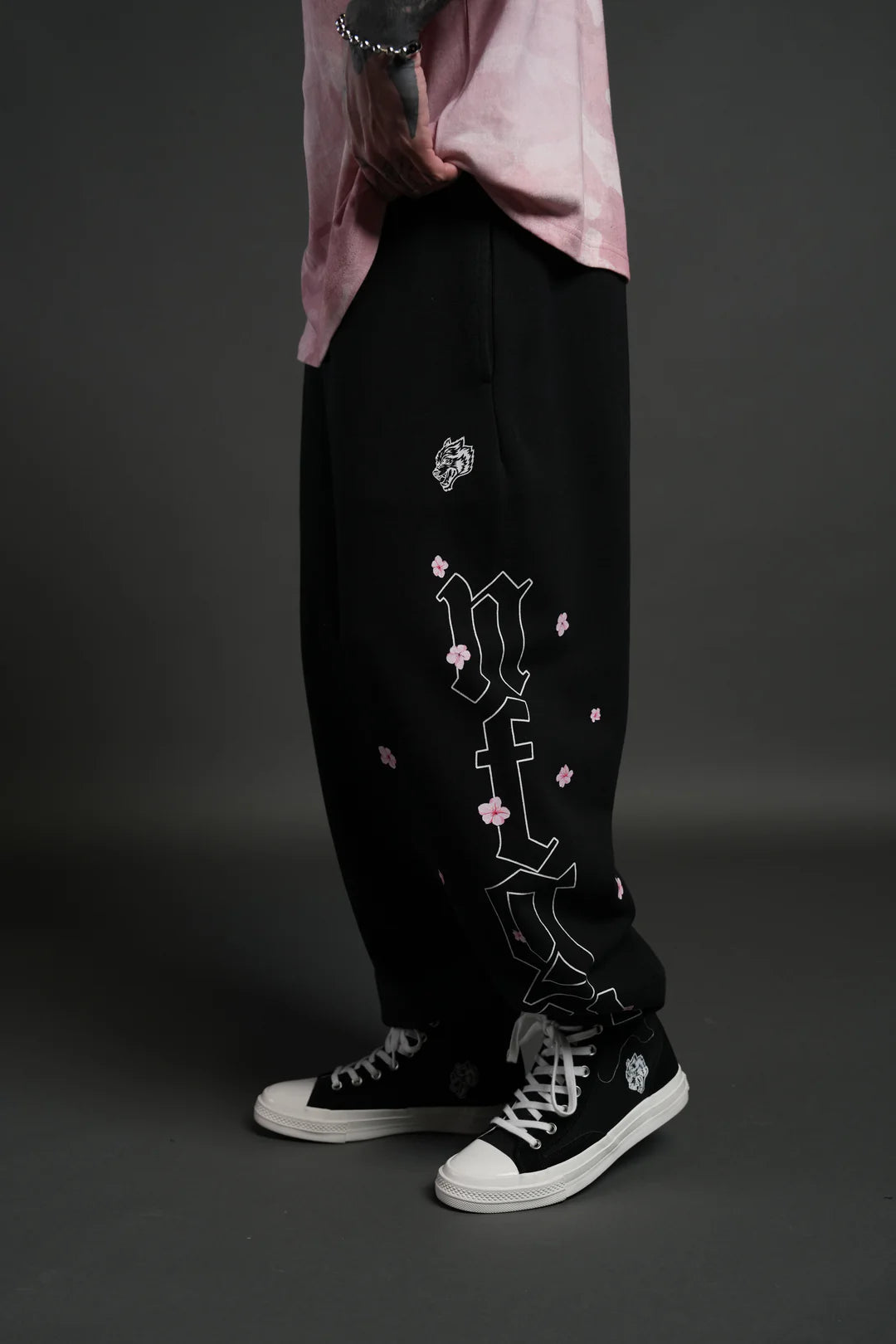 BLOSSOM MANTRA UNISEX LOUNGER SWEAT PANTS IN BLACK