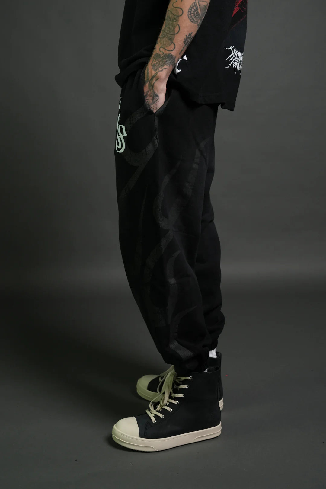 CHOPPER INFERNO LOUNGER SWEAT PANTS IN BLACK SUN FADE