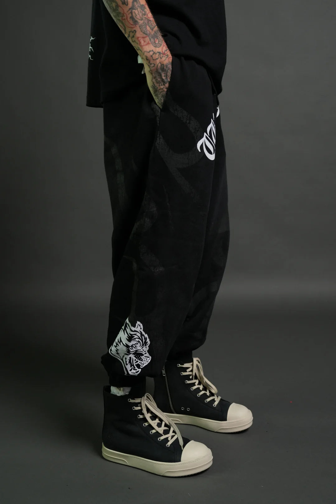CHOPPER INFERNO LOUNGER SWEAT PANTS IN BLACK SUN FADE