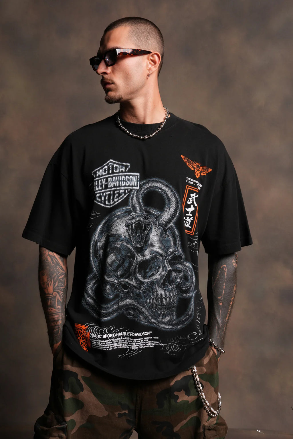 SKULLS & STEEL PREMIUM TEE IN BLACK