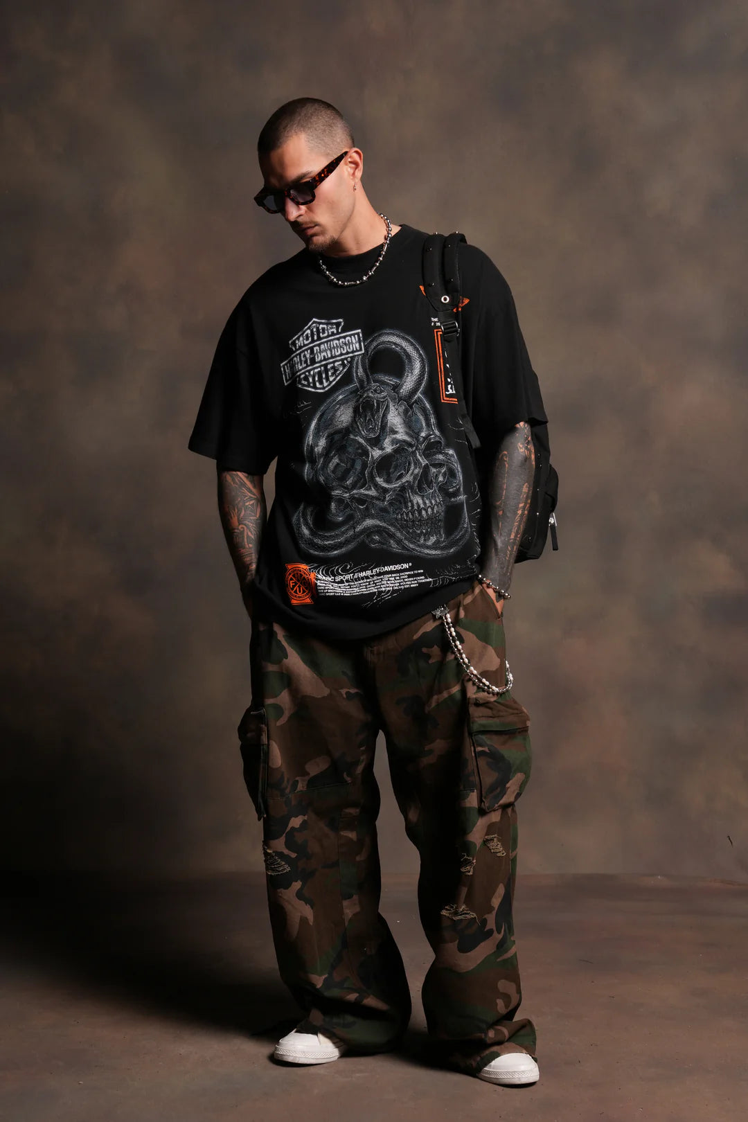 SKULLS & STEEL PREMIUM TEE IN BLACK