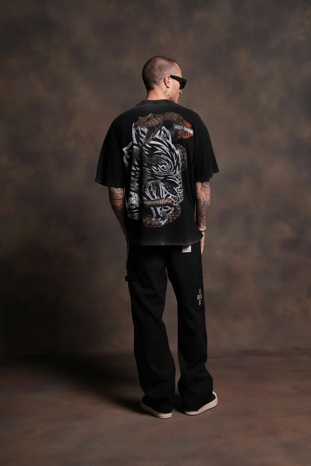 THE SNAKE & THE WOLF "PREMIUM" OVERSIZED TEE IN BLACK