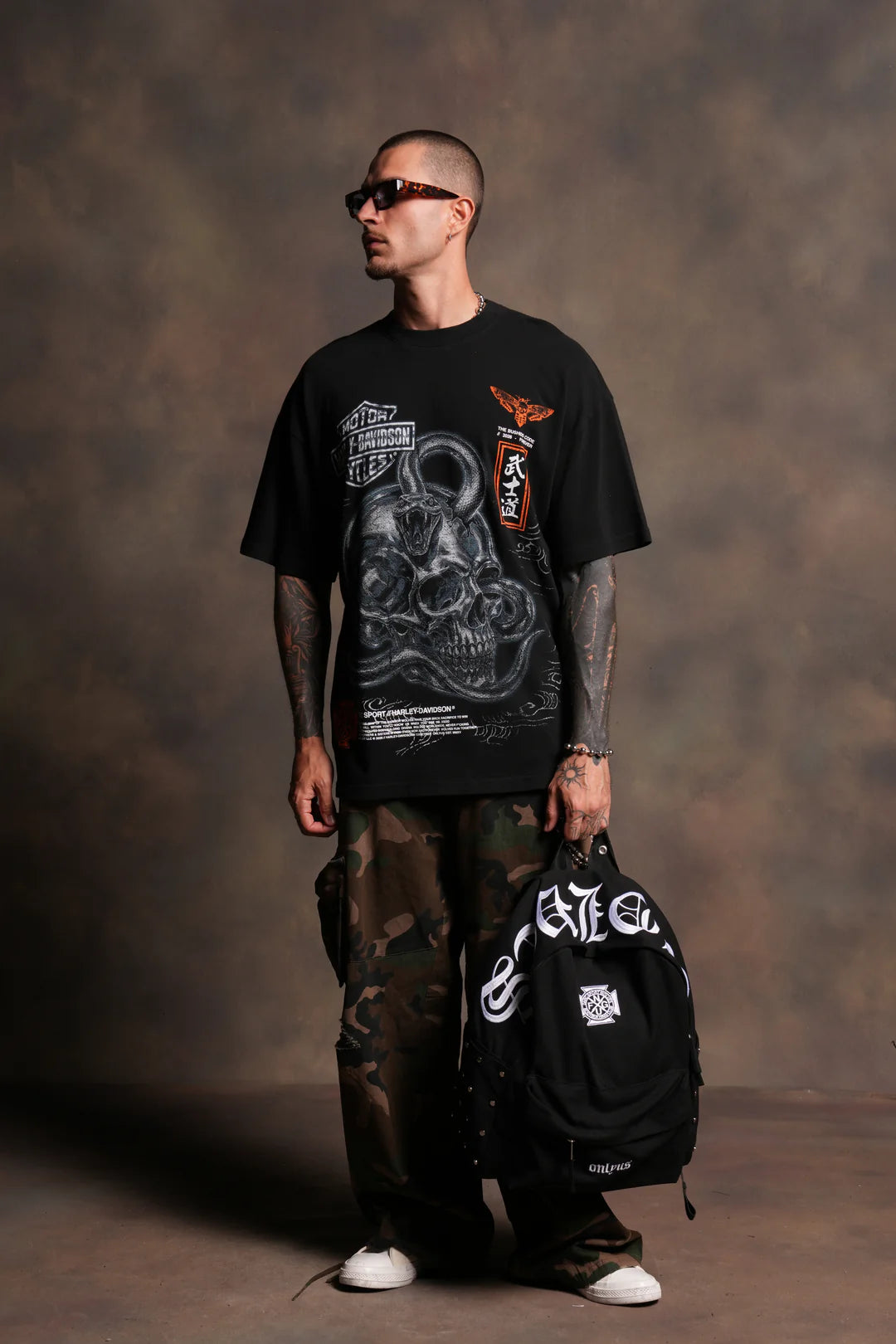 WOLVES CHOPPER EVERYDAY BACKPACK IN BLACK