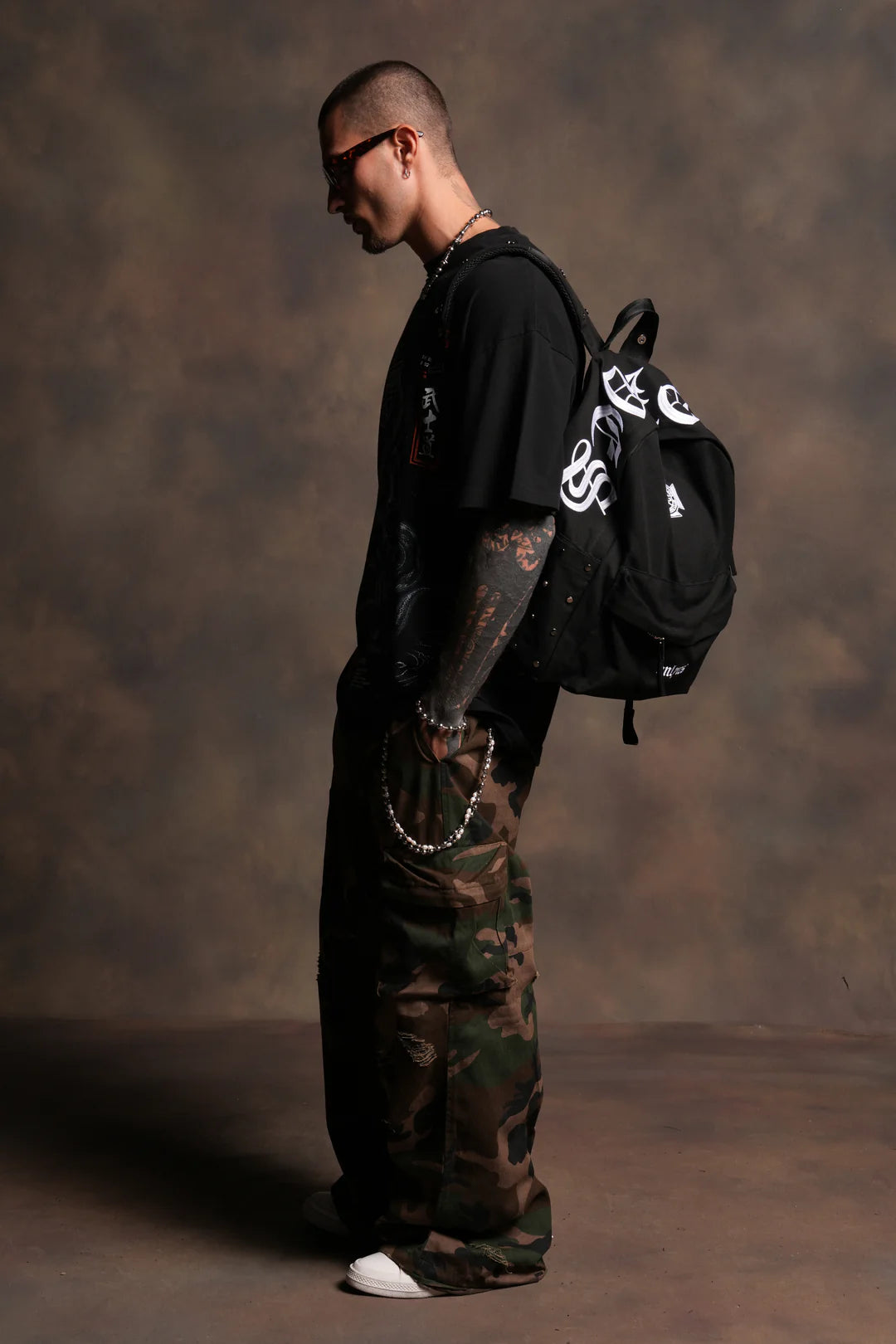 WOLVES CHOPPER EVERYDAY BACKPACK IN BLACK