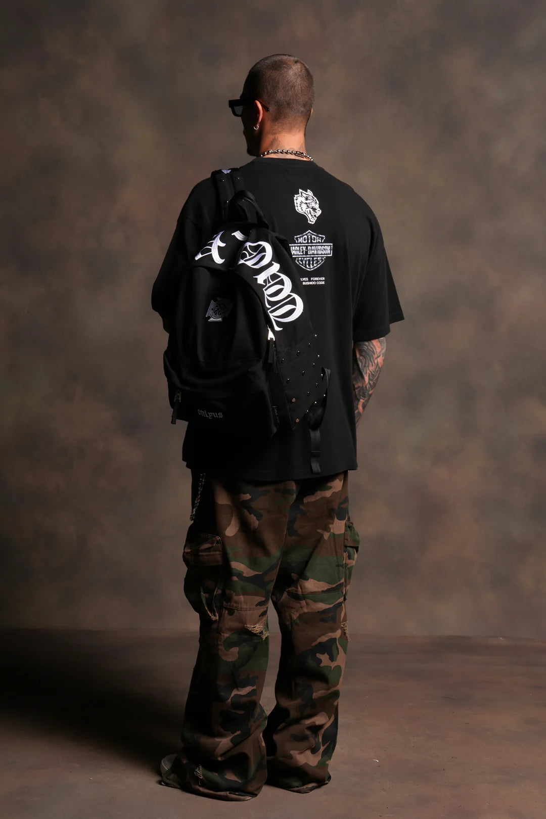 WOLVES CHOPPER EVERYDAY BACKPACK IN BLACK