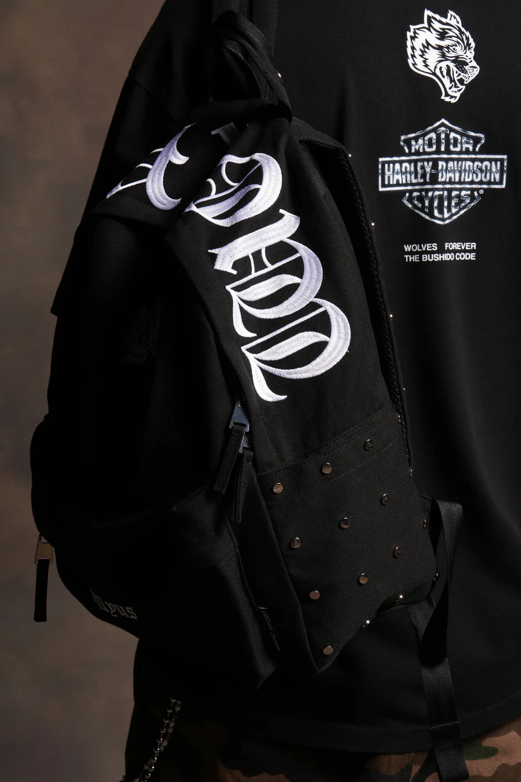 WOLVES CHOPPER EVERYDAY BACKPACK IN BLACK