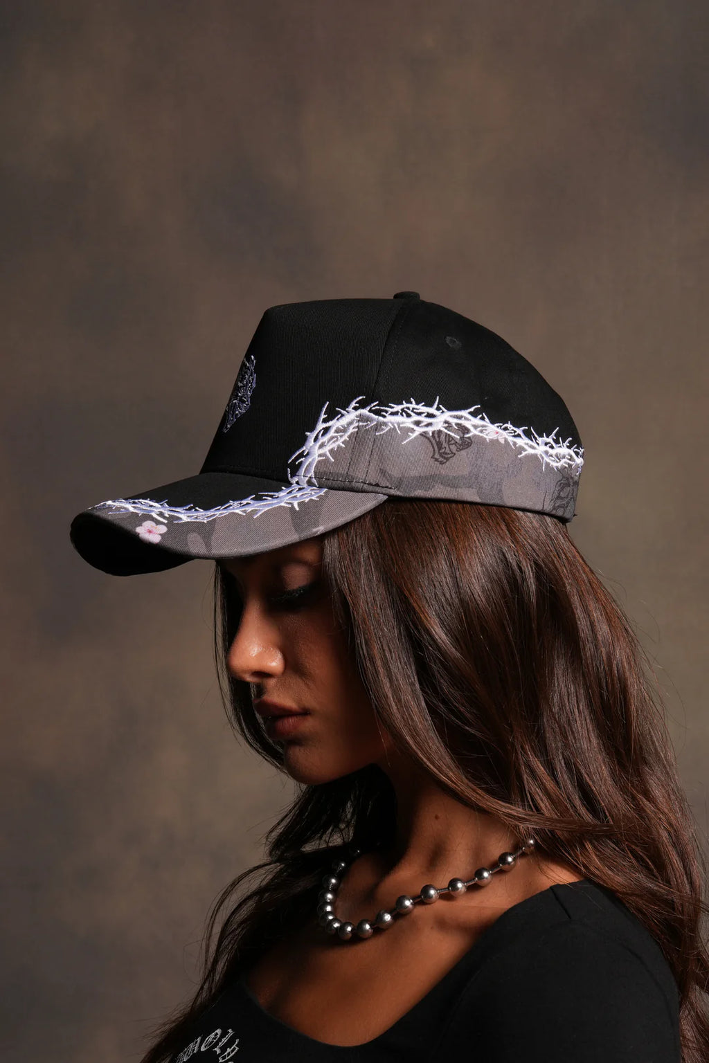 SCORCHED THORNS 5 PANEL HAT IN BLACK/BLOSSOM WOODLAND CAMO