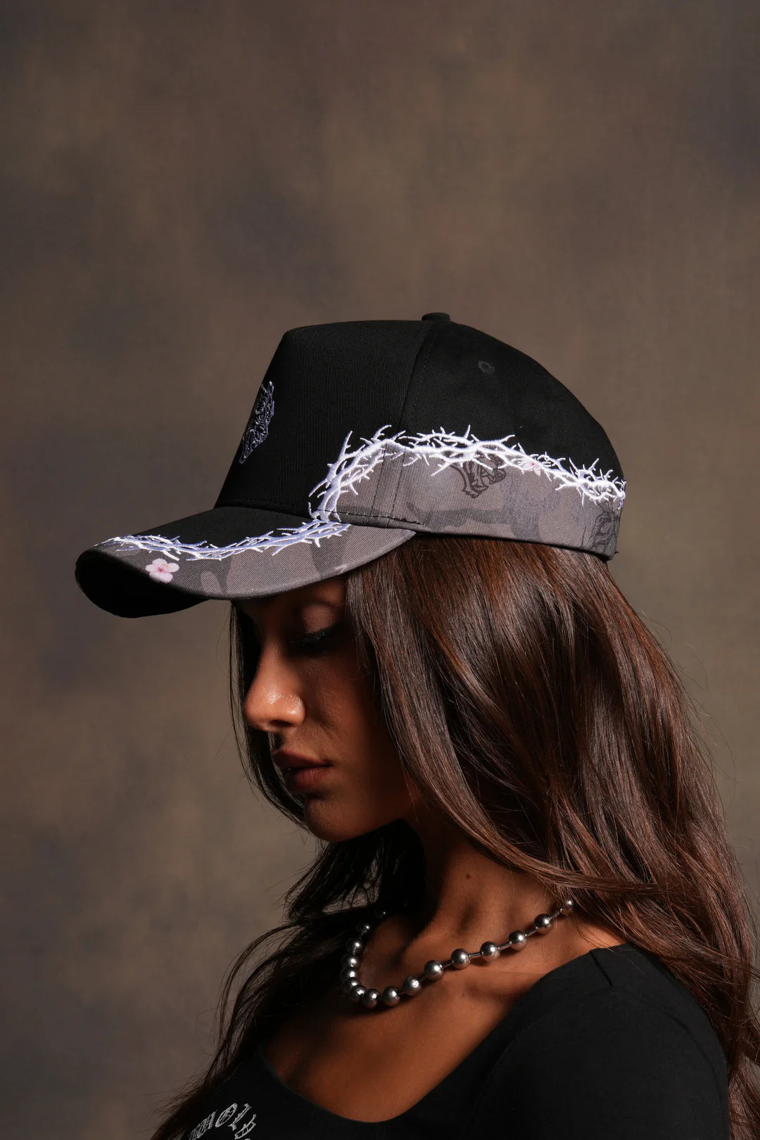 SCORCHED THORNS 5 PANEL HAT IN BLACK/BLOSSOM WOODLAND CAMO