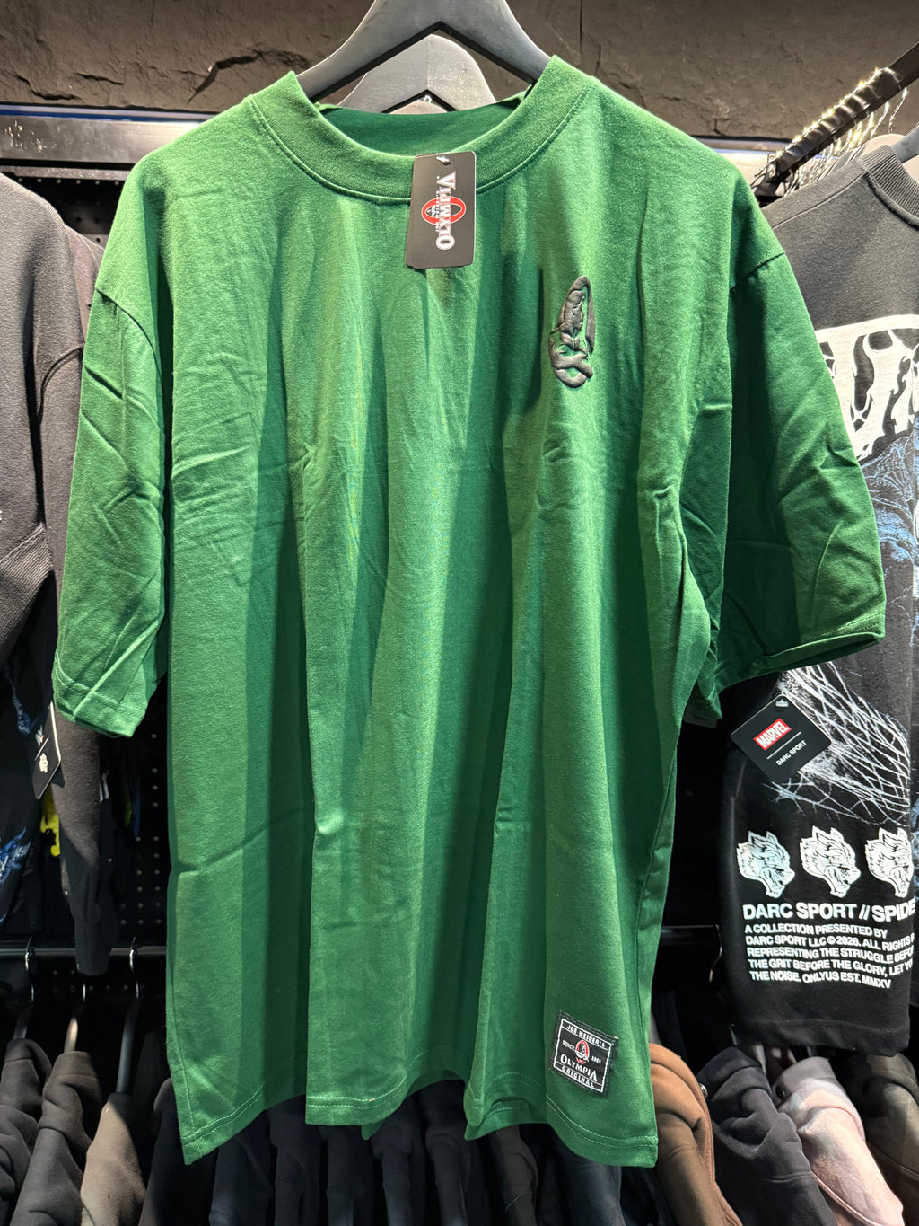 OLYMPIA SIDE PRINT FOREST GREEN OS TEE