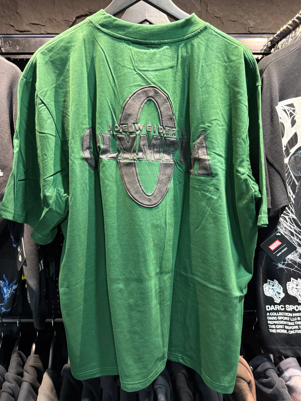 OLYMPIA SIDE PRINT FOREST GREEN OS TEE